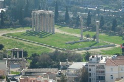 Греция. Афины. Вид на Храм Зевса Олимпийского со стороны Акрополя.