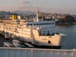 Пассажирское судно в порту Пирей. Греция.