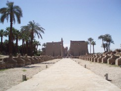 Египет. Луксорский храм — развалины центрального храма Амона-Ра на правом берегу Нила.
