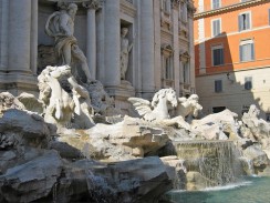 Фонтан Треви — самый крупный фонтан Рима. Италия.