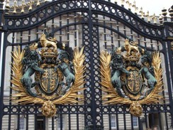 Англия. Лондон. Королевский герб на воротах Букингемского дворца.