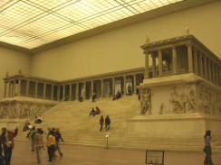 Германия. Берлин. Музей Пергамон. «Пергамский алтарь»