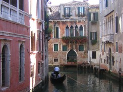 Венеция. Италия. Один из каналов районе Сан-Поло