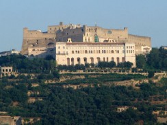 Италия. Неаполь. Холм и крепость Сант-Эльмо. На переднем плане перед крепостью —  монастырь Чертоза ди Сан Мартино