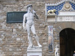 «Давид» работы Микеланджело у палаццо Веккьо. Флоренция. Италия.