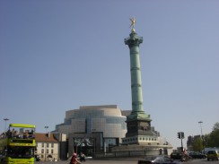 Франция. Париж. Площадь Бастилии и Июльская колонна.